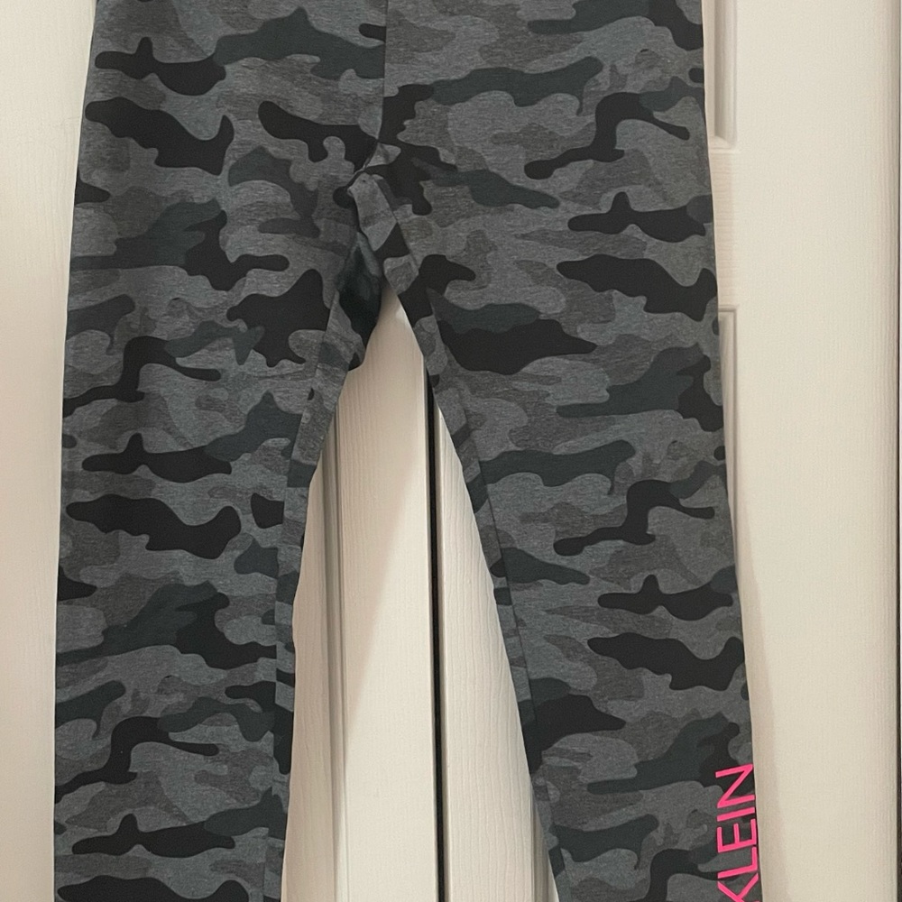 NWOT Girls Calvin Klein Black and Grey Camouflage Leggings, Size XL (16)